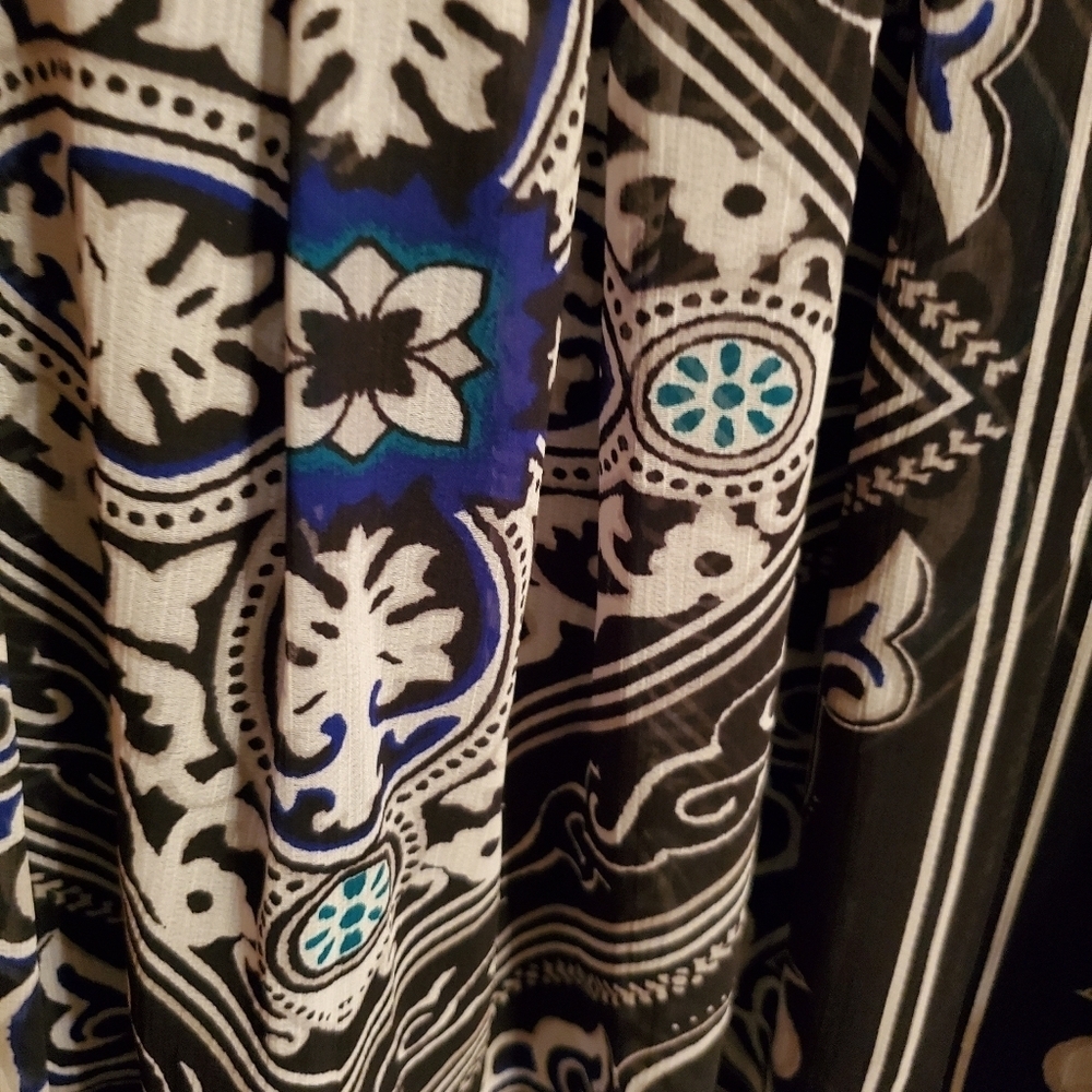White House Black Market Pleated, Zips on side, white, black, and red. Size 4 - Picture 3 of 7